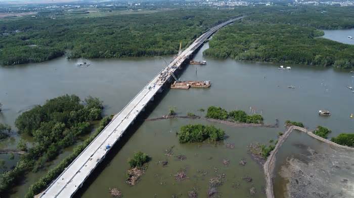 Hợp long cầu trên cao tốc Bến Lức - Long Thành