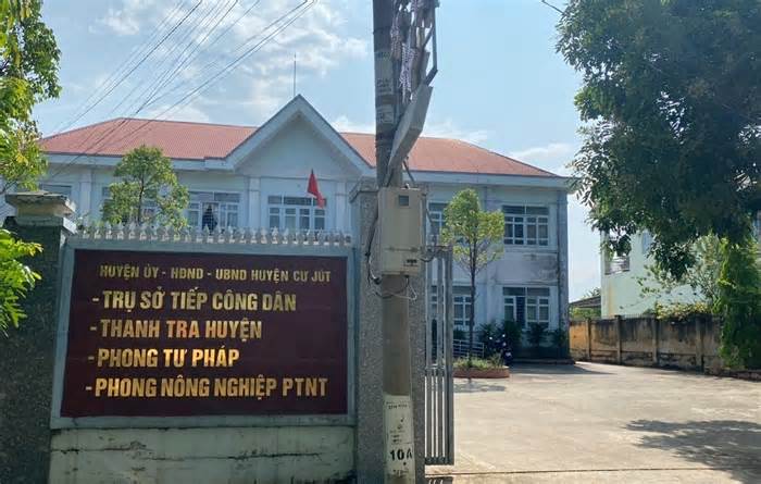 Cách chức Trưởng Phòng Tư pháp - người trộm cây hoa giấy ở Đắk Nông