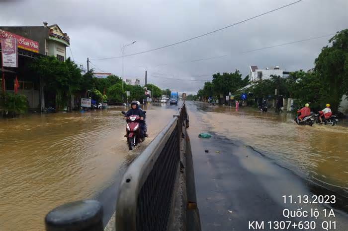 Nhiều tuyến đường ở Phú Yên ngập sâu trong nước, giao thông bị chia cắt