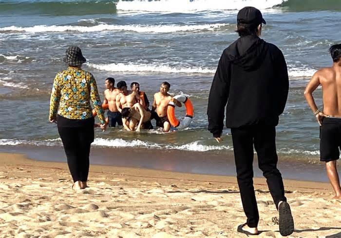 4 thiếu niên tắm biển ở khu vực cấm tắm, 1 em bị chết đuối