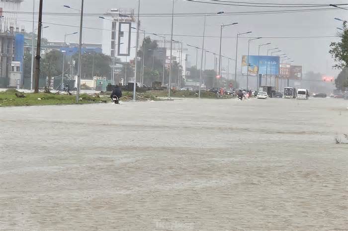 Đường phố biến thành 'sông', người dân TP Vinh bì bõm lội nước trong sáng đầu tuần