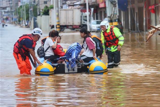 Trung Quốc ban bố cảnh báo lũ lụt ở cấp độ nghiêm trọng nhất