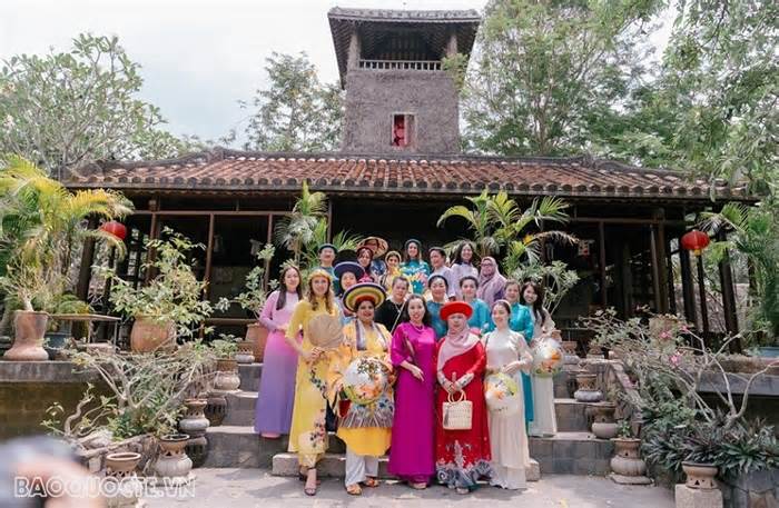 Sở Ngoại vụ TP. Hồ Chí Minh tổ chức giao lưu, trải nghiệm văn hóa Việt cho nữ cán bộ và phu nhân ngoại giao