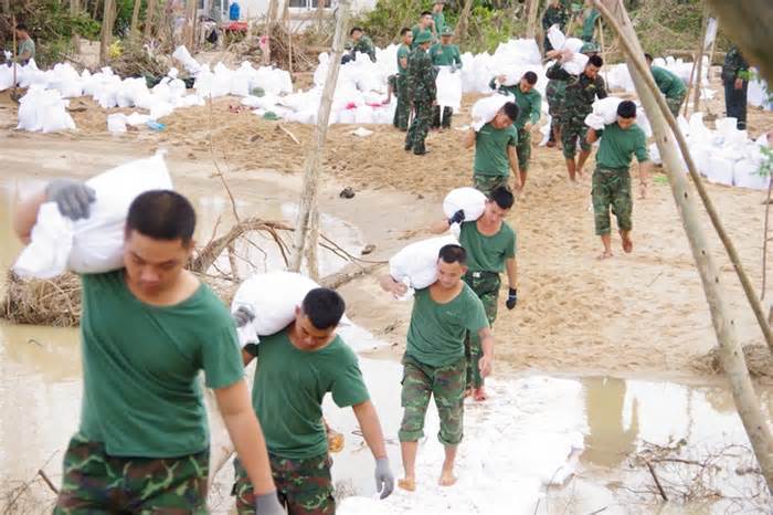 Hơn 100 bộ đội cùng lực lượng địa phương đắp bao cát vá đoạn đê vỡ ở Gia Lai