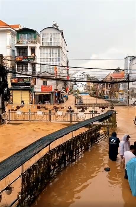 Mưa lớn chưa dứt, nhiều khu vực Đà Lạt đã ngập nặng