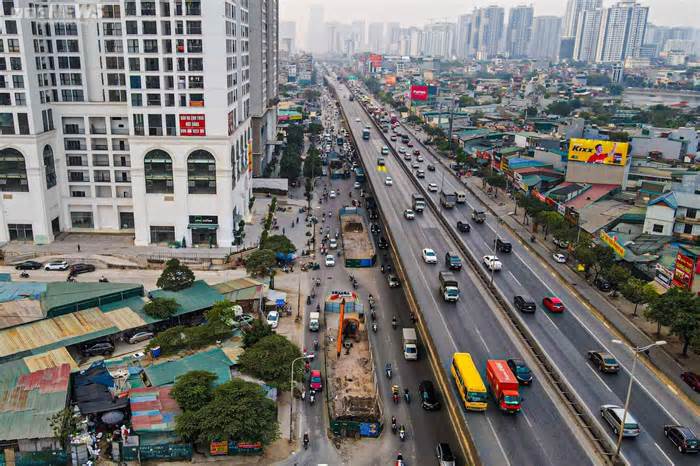 Dân phá trụ bê tông, mở lối đi vào làn mở rộng trên tuyến đường dày đặc lô cốt