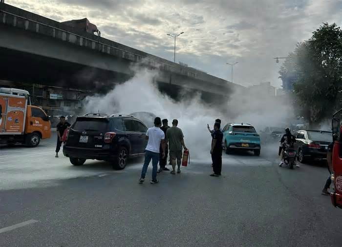 Xe 7 chỗ đang đi bỗng nhiên bốc cháy ở ngã tư Nguyễn Trãi - Khuất Duy Tiến