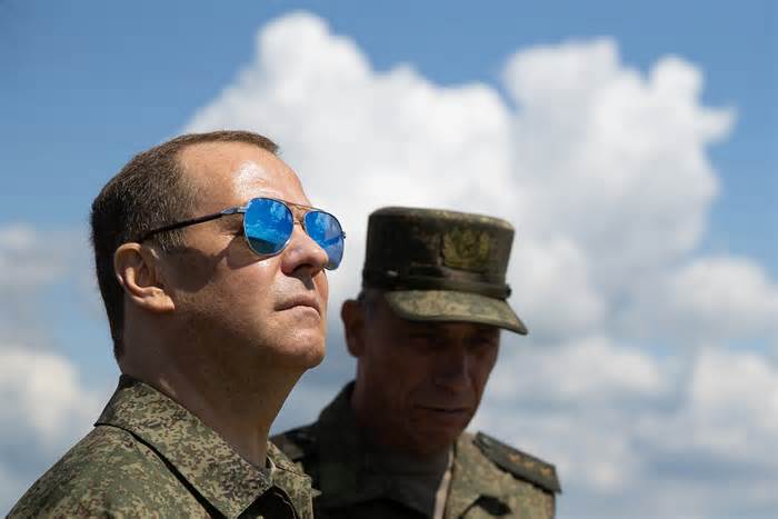 Ông Medvedev: Nga được lợi nếu Pháp đưa quân đến Ukraine