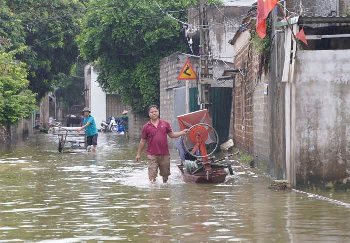 Mở 4 cửa van xả tràn hồ thủy lợi Đồng Mô nguy cơ ngập úng vùng trũng hai bờ sông Tích