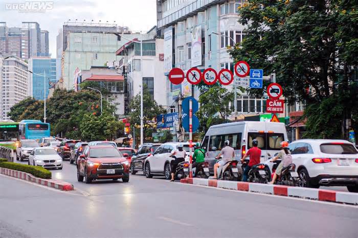 Phớt lờ biển cấm, người dân Thủ đô ùn ùn đi lên cầu vượt Lê Văn Lương - Láng Hạ