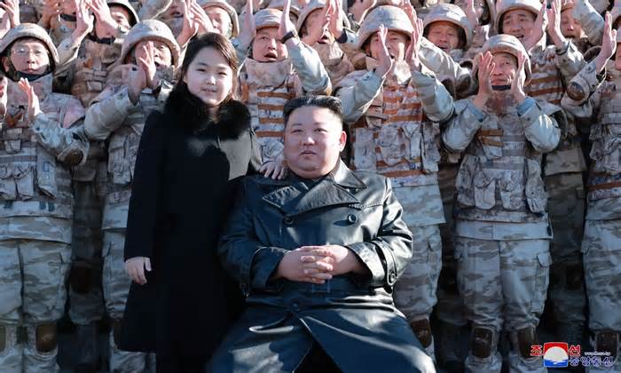 Hàn Quốc nói con gái ông Kim Jong-un có thể kế nhiệm bố