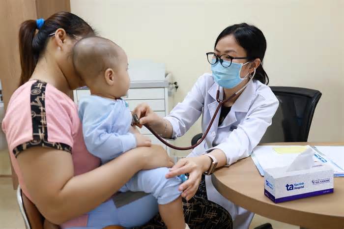 Bác sĩ hướng dẫn chăm sóc trẻ mắc tay chân miệng đúng cách