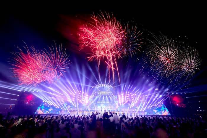 Biển người đổ về Sầm Sơn xem bắn pháo hoa trong đêm khai mạc lễ hội du lịch