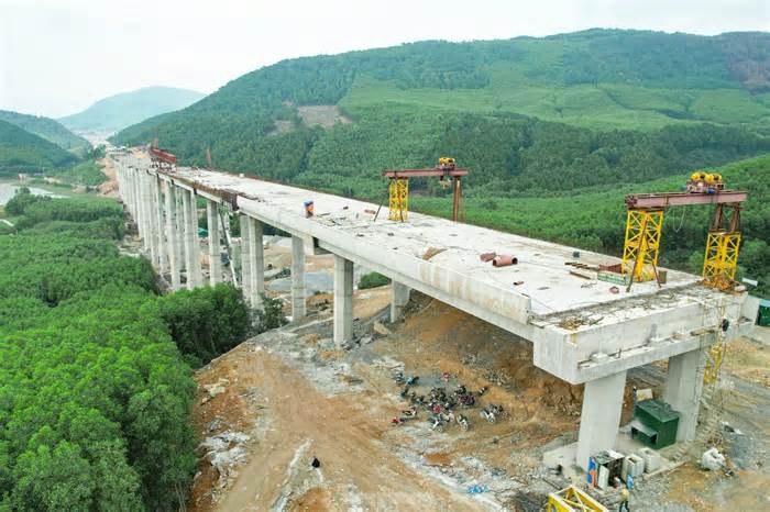 Cận cảnh những cây cầu vượt núi trên cao tốc Diễn Châu - Bãi Vọt