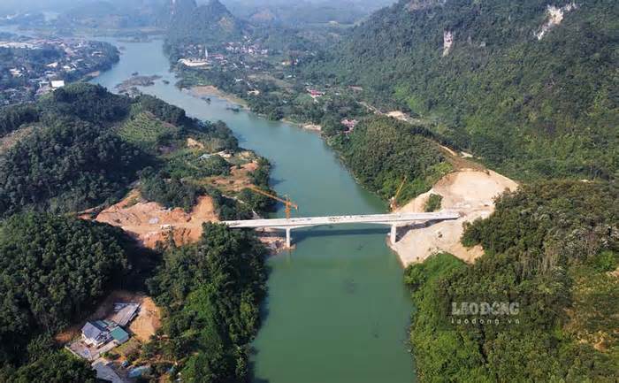 Cầu trăm tỉ thứ 9 vượt sông Lô tại Tuyên Quang sắp hoàn thành