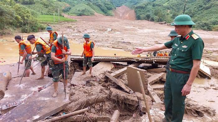 Cán bộ chiến sĩ Quân khu 2 tích cực tìm kiếm người mất tích trong trận lũ quét kinh hoàng ở Làng Nủ, Lào Cai