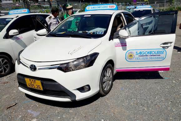 Công bố đường dây nóng phản ánh gian lận giá cước taxi ở sân bay Tân Sơn Nhất