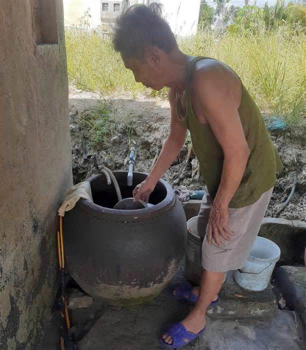 Gần tết, cả trăm hộ dân ở Long An lao đao vì cúp nước