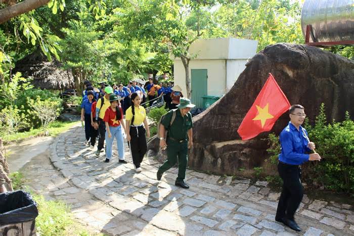 Bạn trẻ hành quân băng núi, tái hiện cáng cứu thương thời chiến