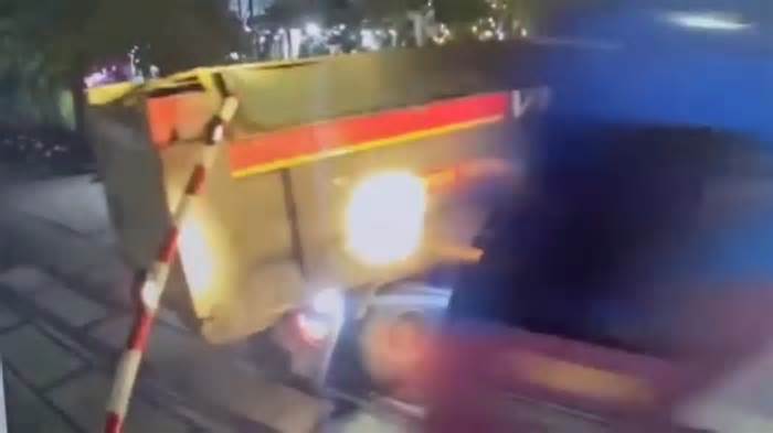 Tàu hỏa tông văng xe tải ở Hà Nội, cát đổ xuống vùi lấp nhiều xe máy