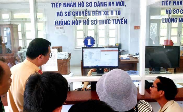 Ngày đầu cấp biển số xe theo mã định danh: Mướt mồ hôi vì nghẽn mạng