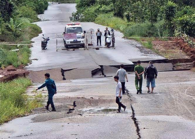 Mưa lớn kéo dài, Lâm Đồng tiếp tục di dời dân