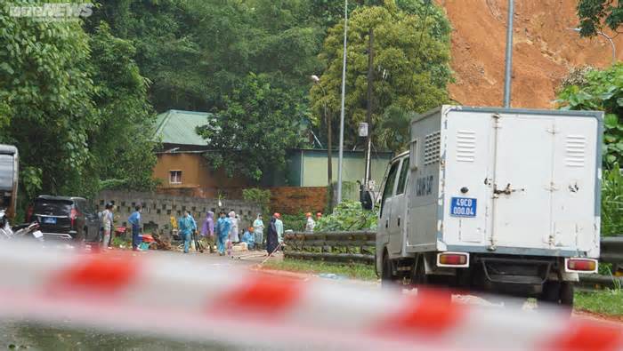 Cán bộ, chiến sỹ dầm mưa xử lý hiện trường vụ sạt lở đèo Bảo Lộc để thông xe