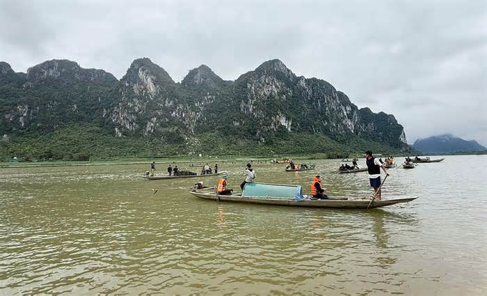 Tìm thấy thi thể hai ông cháu trong vụ lật đò