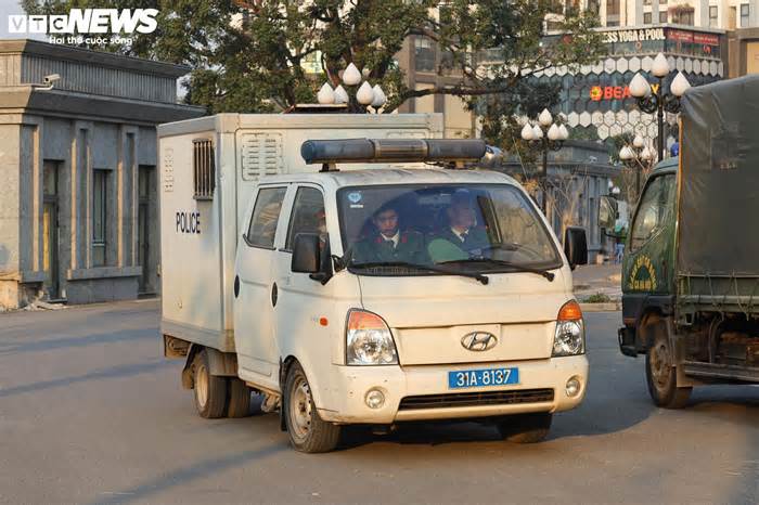 Hình ảnh cựu lãnh đạo tỉnh Lâm Đồng và Nguyễn Cao Trí bị dẫn giải đến tòa