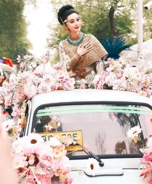 Phạm Băng Băng chỉ là 1 trong số 1.000 người mẫu được thuê trong lễ hội té nước