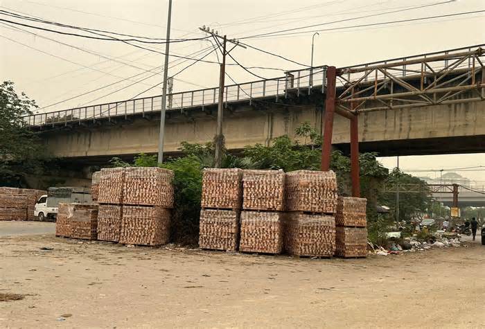 Hà Nội: Vật liệu xây dựng và rác thải lấn chiếm đường đi của người dân