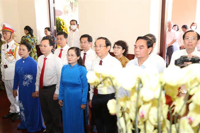 Lãnh đạo TPHCM dâng hương tưởng nhớ Chủ tịch Hồ Chí Minh