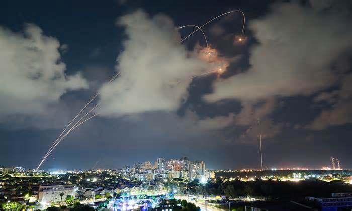 Hamas phóng rocket tầm bắn 160 km vào Israel