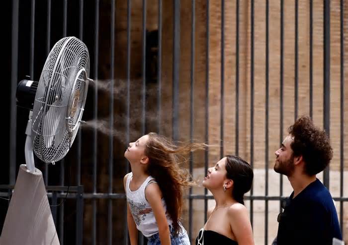 Người dân các châu lục chịu đựng tình trạng nắng nóng kéo dài
