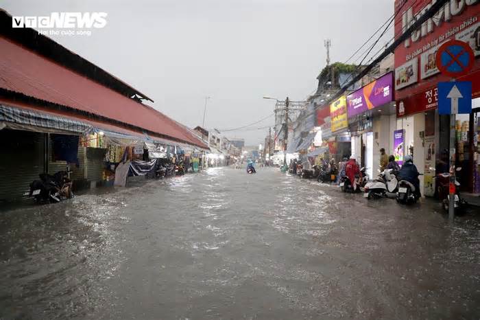 Thành phố Thủ Đức ngập nặng, người dân 'bơi' trong biển nước để về nhà