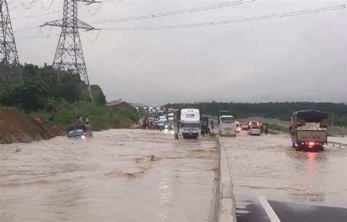Cao tốc Dầu Giây – Phan Thiết ngập gần 1 m, xe phải đi qua Quốc lộ 1A