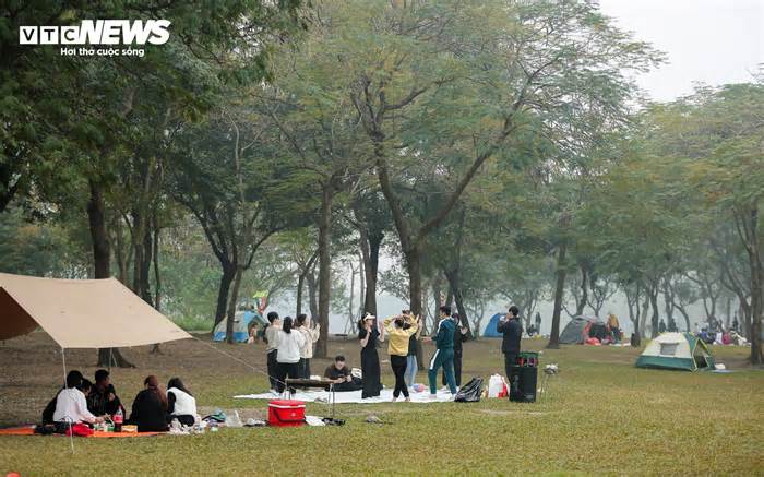 Người dân đổ ra Công viên Yên Sở cắm trại, tận hưởng kỳ nghỉ lễ