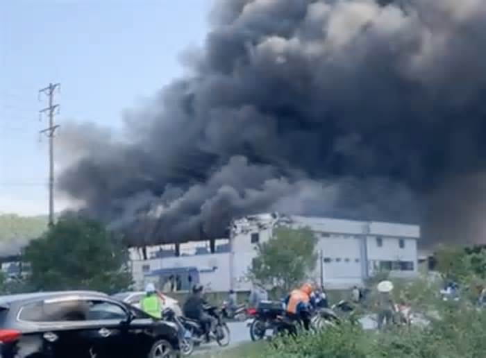 Cháy lớn tại Khu công nghiệp Nam Cấm