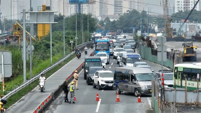 Kẹt xe, đóng cao tốc TPHCM – Long Thành, nhiều xe quay đầu