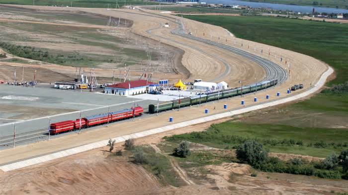 Ông Putin đề xuất cung đường ngắn hơn thay thế kênh đào Suez