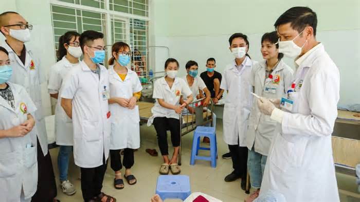 Hàng trăm y, bác sĩ ở Quảng Nam vỡ òa khi được trả nợ lương trước Tết