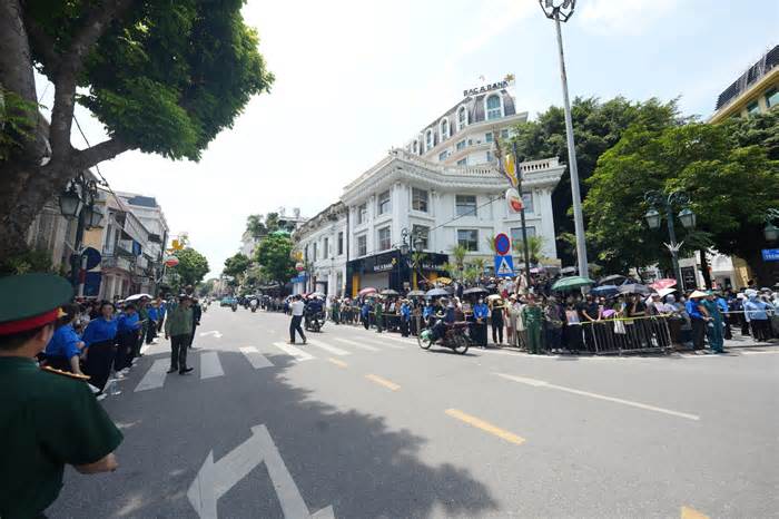 Người dân đứng chờ dọc các tuyến phố tiễn biệt Tổng Bí thư Nguyễn Phú Trọng