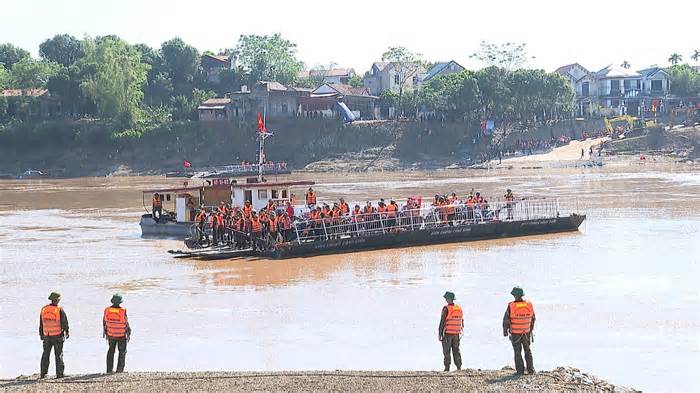 Lắp lại cầu phao Phong Châu