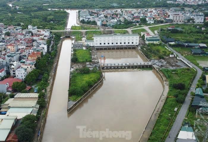 Hà Nội: Úng ngập nghiêm trọng, kênh thoát nước nghìn tỷ 11 năm chưa xong mặt bằng