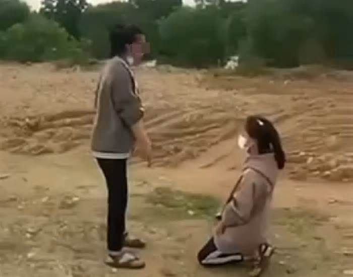 Xôn xao clip nữ sinh ở Quảng Bình bị hành hung, bắt quỳ