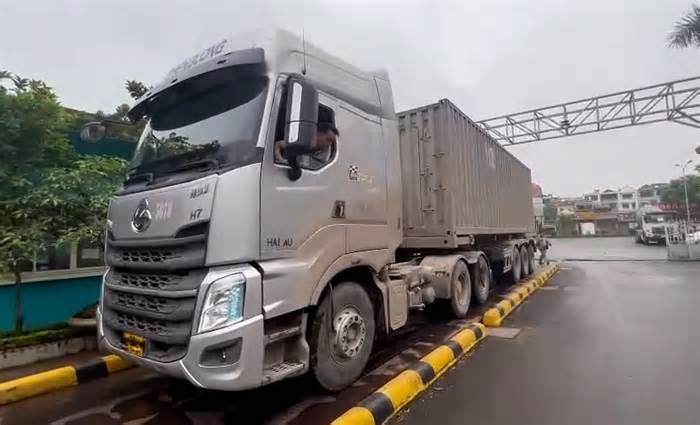 Hà Nội: Cảnh sát chặn bắt 2 xe container cắt nóc chở quá tải hàng trăm lần