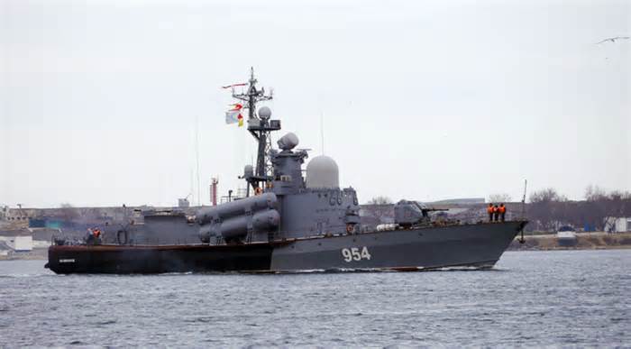 Ukraine nói đã đánh chìm tàu Nga ngoài khơi Crimea