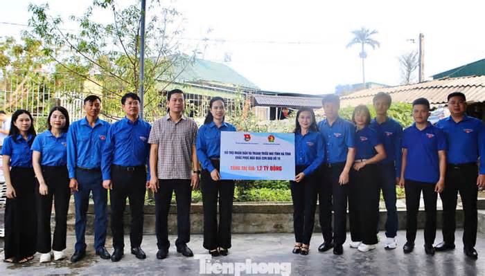 T.Ư Đoàn thăm, tặng quà hỗ trợ thanh thiếu nhi bị ảnh hưởng sau bão