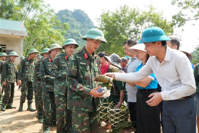 Chia tay lực lượng quân đội tìm kiếm nạn nhân Làng Nủ