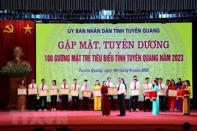 Tuyên Quang gặp mặt, tuyên dương 100 gương mặt trẻ tiêu biểu